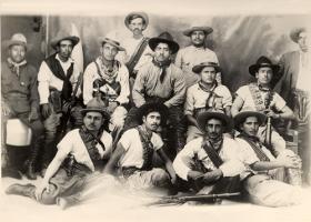 revolcalendario. Pie de foto: Grupo de revolucionarios del Ejército Maderista en el Rosario,     Durango (Iconoteca, Nº 765)